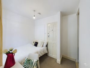 room 5 - click for photo gallery